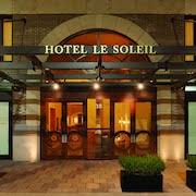 A hotel entrance with a sign that says " hotel le soleil ".